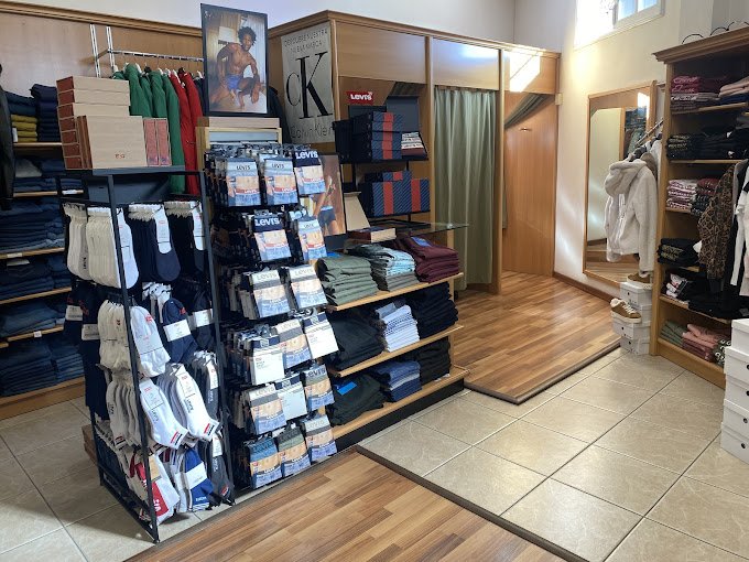 Interior de la boutique con Calvin Klein y Levi's