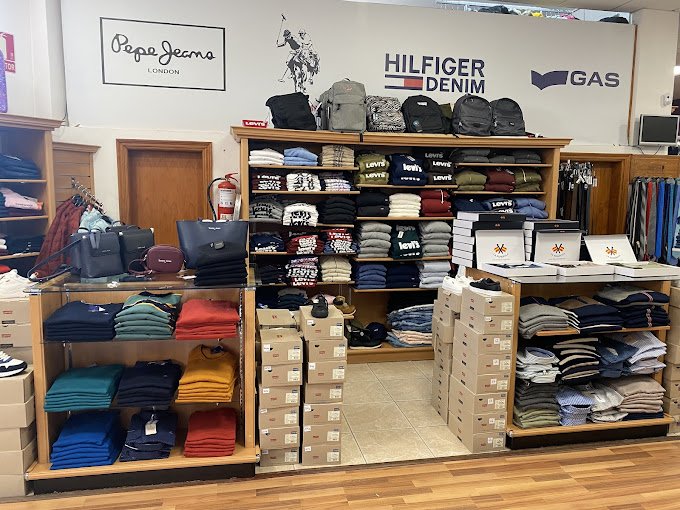 Estantería de denim con Pepe Jeans, Hilfiger Denim y GAS
