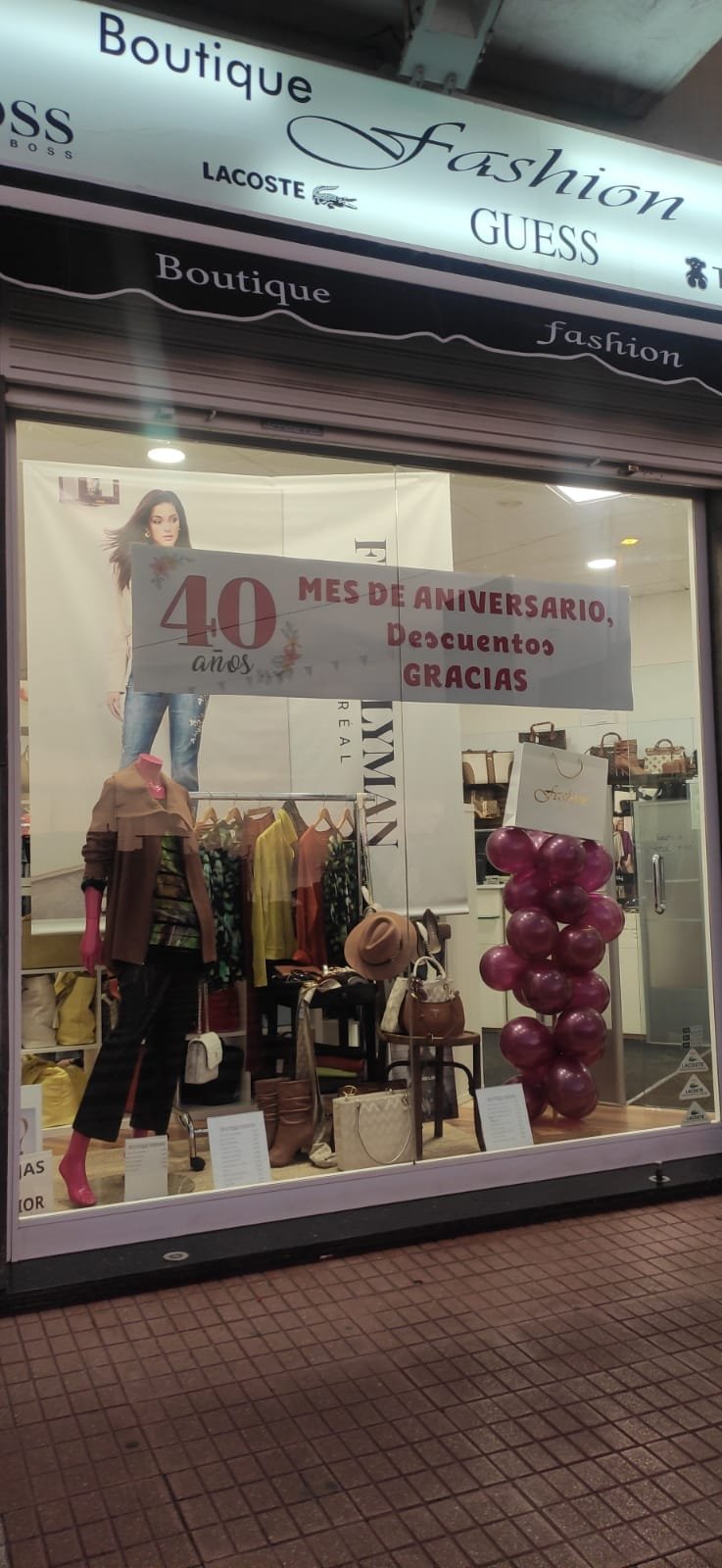 Escaparate de Boutique Fashion Tacoronte con BOSS, Lacoste y GUESS