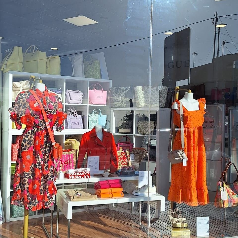 Escaparate con vestidos, TOUS y cazadora roja