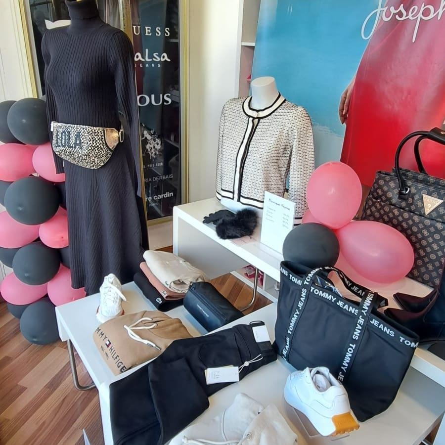 Maniquíes con Tommy Jeans y GUESS