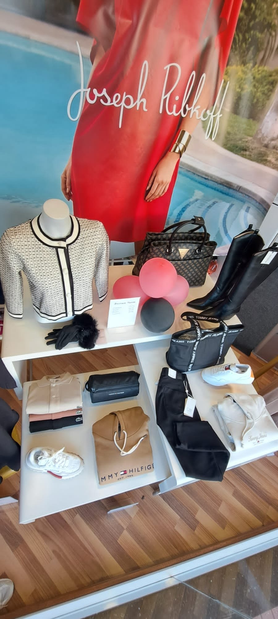 Mesa con Tommy Hilfiger, GUESS y Joseph Ribkoff
