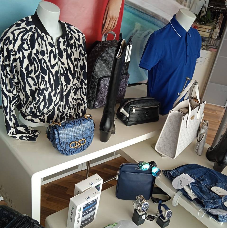 Bolsos, relojes Lacoste y polo en la mesa